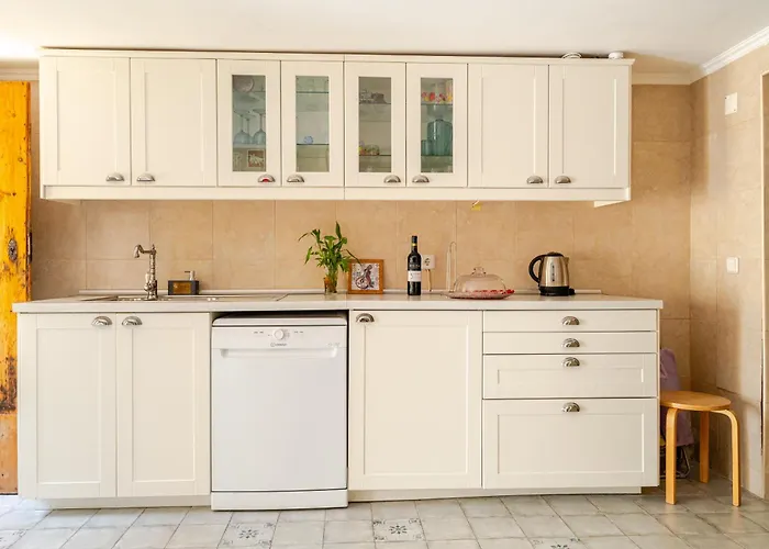 Graca Private Garden Apt, Close To Tram 28, Views & Sao Jorge Castle *