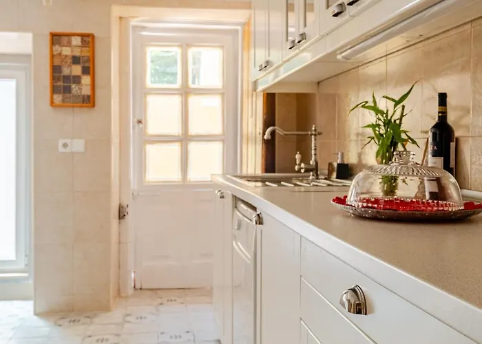 Graca Private Garden Apt, Close To Tram 28, Views & Sao Jorge Castle