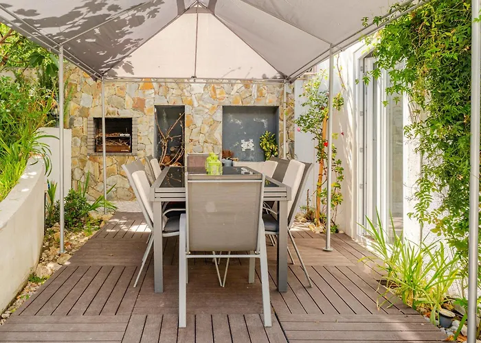 Graca Private Garden Apt, Close To Tram 28, Views & Sao Jorge Castle *