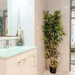 Lisbon Garden Stays, Apt close to Tram 28, Views&São Jorge Castle