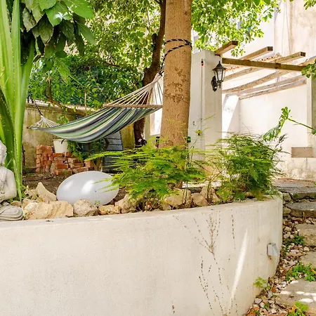 Fragrant Garden Apartment *
