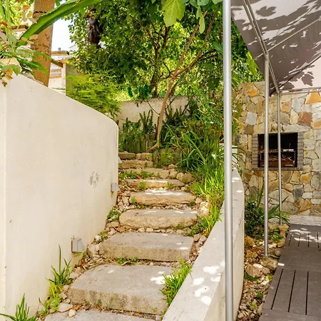 Апартаменти Graca Private Garden Apt, Close To Tram 28, Views & Sao Jorge Castle *